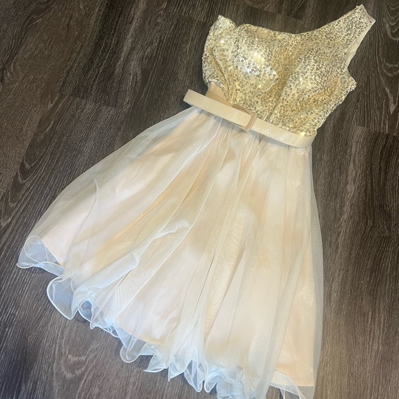 Delia’s size 11 off the shoulder gold and cream sequin dress - Picture 2 of 5